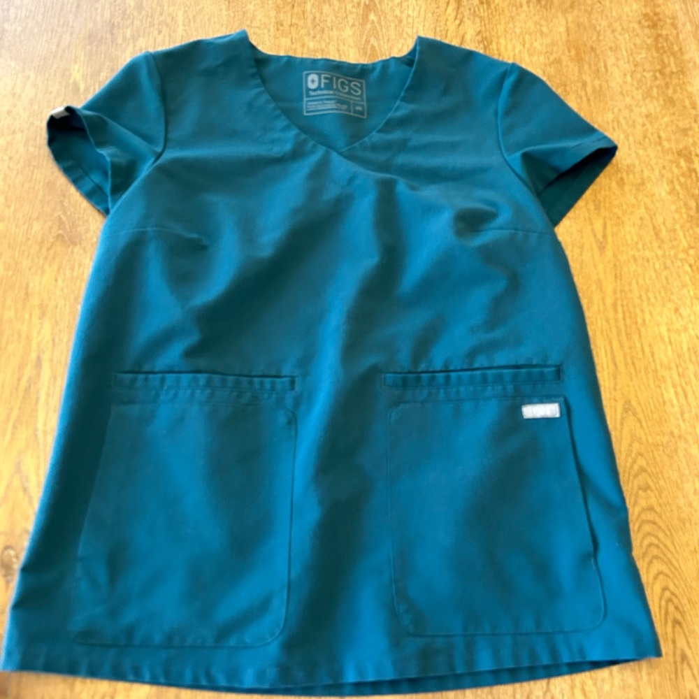 Figs scrub top